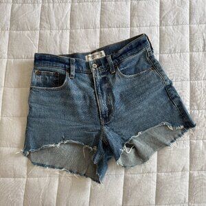 Abercrombie The 4" Mom Short High Rise 26 (2)